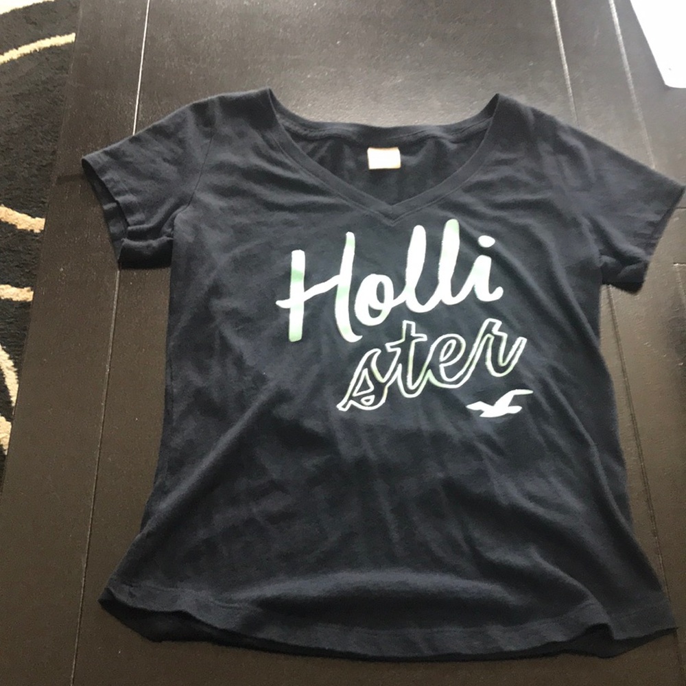 💖 3/$12 or 2/$8 Hollister V-neck tee